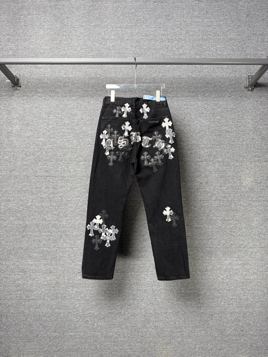 P260 💰 (Top version) Chrome hearts washed jeans with black multi-leather elements and full details. It truly restores the ultimate texture of Vintage. Three-dimensional version. Loose and comfortable, not picky about the figure. It looks taller and slimmer. Factory precision. Original factory quality control. Same style for men and women. Can be matched with couples. Versatile recommendation. Must-have jeans for all seasons. Fashionistas have been disappointed. From the quality selection of fabrics, the tailoring of details, and the matching of patterns, they are all impeccable! The upper body is so handsome when worn...it can be easily worn by men, women and children! The craftsmanship is made of heavy-duty washed pure cotton denim fabric. After washing, it is soft and thick. It is very stylish when worn on the body. Color: black Size: 28-30-32-34-36 (corresponding to S-M-L-XL-XXL)